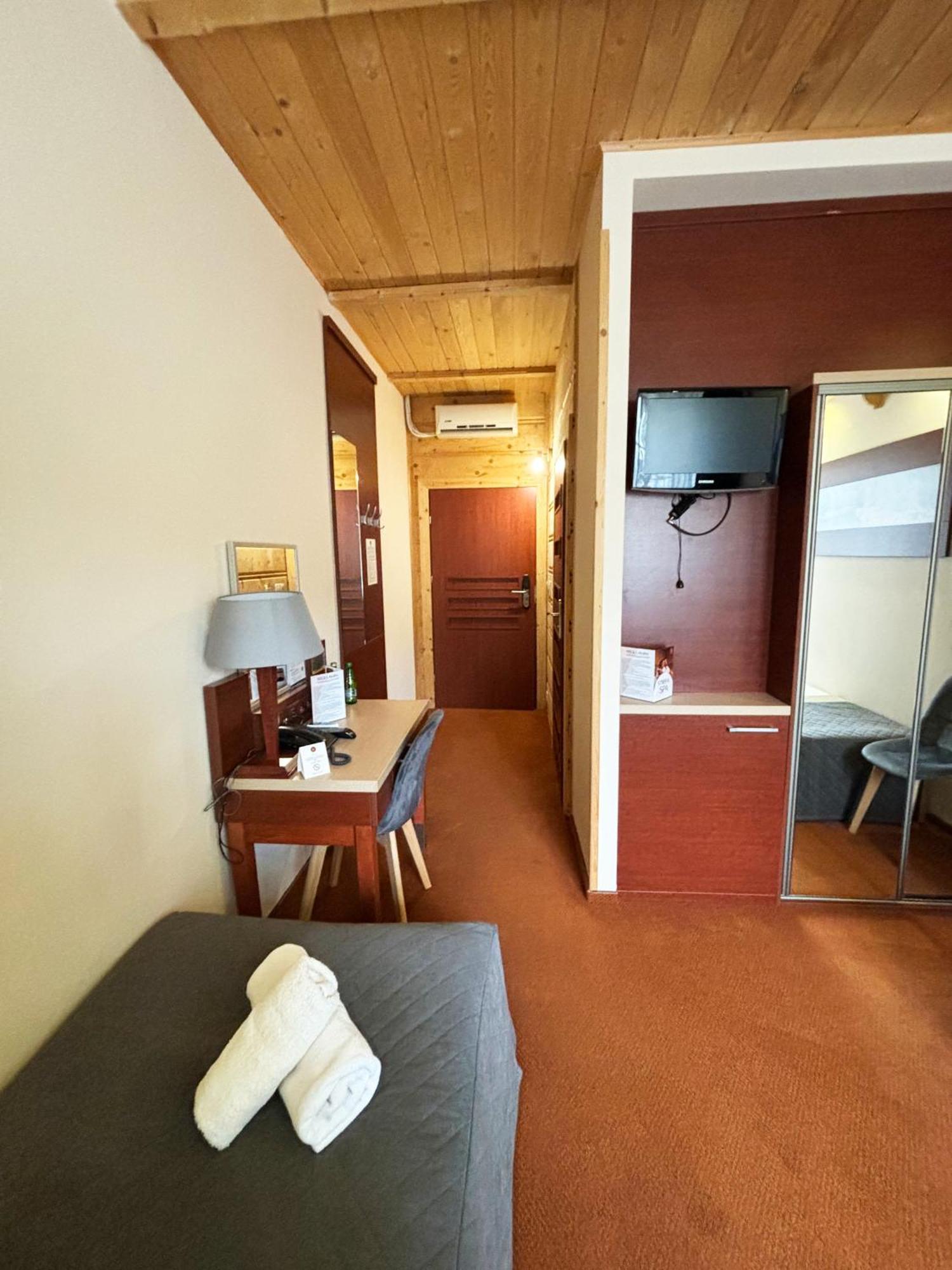 Hotel 365 Kielce Esterno foto